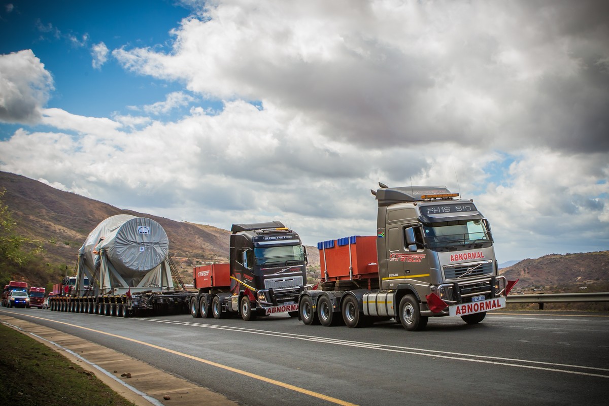 Transcor convoy hauling an oversized load